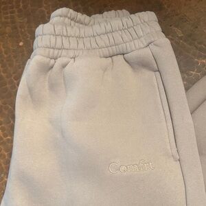 Unisex Comfrt sweatpants in the color Bark